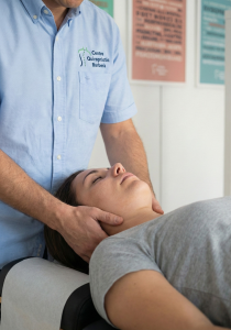 Ajuste quiropráctico cervical para aliviar dolor y la tensión del sistema nervioso.