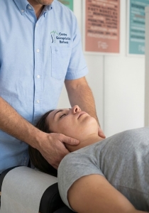 5 Consecuencias Alarmantes del "Cuello de Texto" y Cómo la Quiropráctica Puede Salvar Tu Postura 2 Dr Pendarvis, ajuste quiropráctico